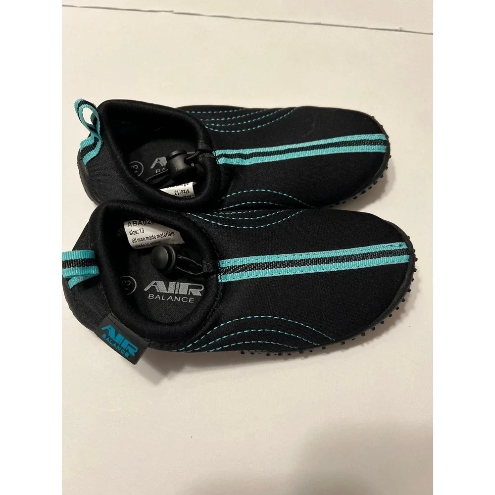 Boys size 11 water shoes (s-152)‎